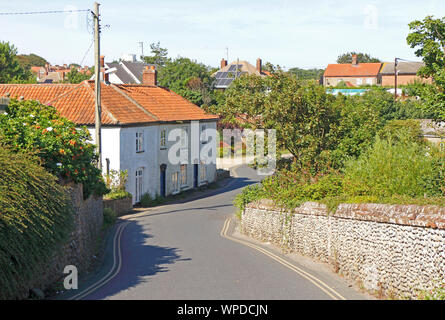 Le B1159 route côtière passant par le Dell à l'extrémité est de la station balnéaire de North Norfolk Mundesley, Norfolk, Angleterre, Royaume-Uni, Europe. Banque D'Images