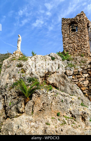 (Les ruines de l'Église troglodyte Ermita Virgen de la Peña) dans Mijas Pueblo, le charmant village blanc de la Costa del Sol, Andalousie, espagne. Banque D'Images