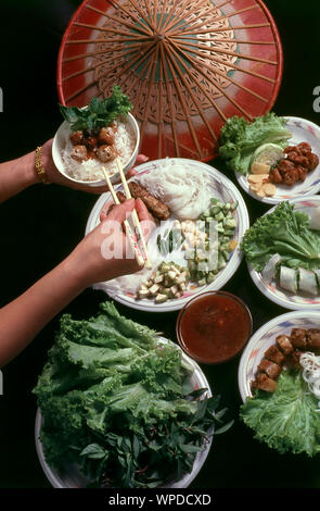 Nem nướng peuvent être consommés seuls à l'apéritif ou un en-cas, et trempé dans du Nước chấm (sauce), ou avec une trempette aux arachides. Nước chấm est la sauce de poisson dilué Banque D'Images