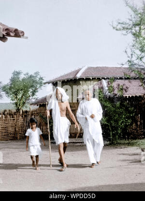 Mahatma Gandhi marcher avec Dr Das et le garçon, Wardha, Inde, Asie, 1940 Banque D'Images