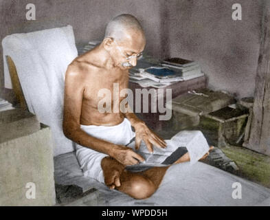 Mahatma Gandhi la lecture dans sa hutte, Wardha, Inde, Asie, 1940 Banque D'Images