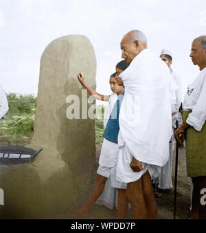 Mahatma Gandhi et d'autres personnes qui visitent village Shegaon, Wardha, Inde, Asie, 1940 Banque D'Images