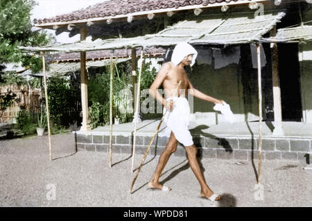 Mahatma Gandhi en face d'Adi Niwas, Wardha, Inde, Asie, 1940 Banque D'Images