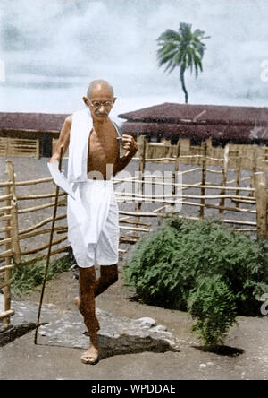 Mahatma Gandhi marche avec bâton à Satyagraha Ashram, Segaon, Sebagram, Wardha, Nagpur, Maharashtra, Inde, Asie, 1940, ancienne image de 1900s Banque D'Images