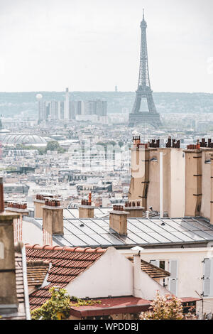 La ville de Paris donnant sur la cible et rêve de touristes célèbre Tour Eiffel et la vieille ville avec des toits de fer et cheminées de la colline de Montmartre Banque D'Images