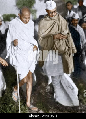 Bâton de marche Mahatma Gandhi avec Mahadev Desai, Inde, Asie, 1940 vieux millésime 1900s photo Banque D'Images