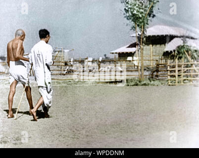 Mahatma Gandhi bâton de marche avec supporter dans Satyagraha Ashram, Wardha, Nagpur, Inde, Asie, 1940 vieille photo vintage des années 1900 Banque D'Images