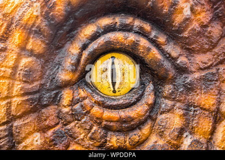 Chasseurs de dinosaures sont horribles avec les yeux jaunes. Banque D'Images