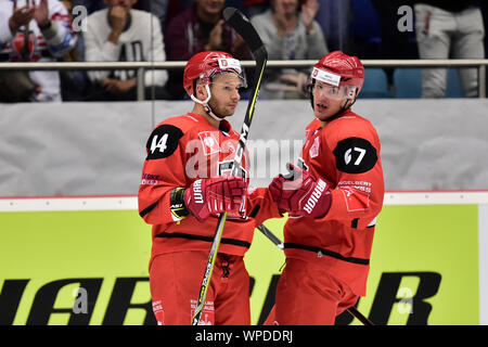 Hradec Kralove, République tchèque. 07Th Nov, 2019. L-R Mislav Rosandic et Matej Paulovic (HK) sont vus au cours de la Champions Hockey League (CHL), le groupe H, match final Mountfield HK (Hradec Kralove, République tchèque) vs Indiens Frolunda (Suède), le 7 septembre 2019, dans la région de Hradec Kralove, République tchèque. Photo : CTK Josef Vostarek/Photo/Alamy Live News Banque D'Images