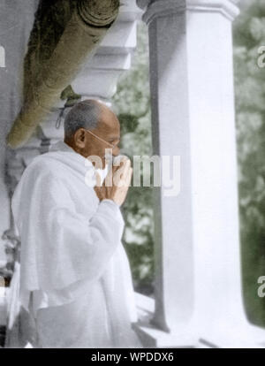 Mahatma Gandhi salutation avec les mains pliées, Inde, Asie, 1940 vieux millésime 1900s photo Banque D'Images