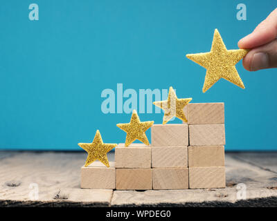 Businessman with a big golden star système de classement, d'évaluation ou de concept avec un escalier en bois Banque D'Images