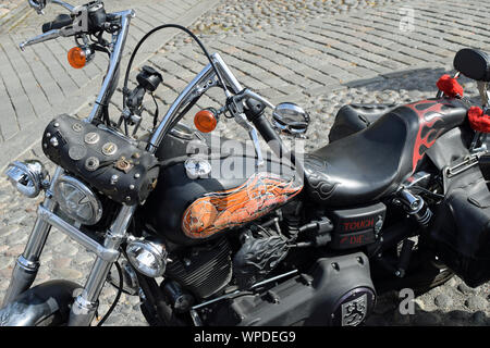 Tampere, Finlande - le 31 août 2019 : moto personnalisée à l'Mäntä Messut bike show Mansen (Tampere juste piston en anglais) avec tête de thème. Banque D'Images