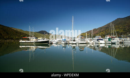 Havelock marina avec réflexion, Marlborough Sounds, en Nouvelle-Zélande. Banque D'Images