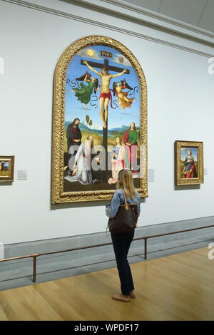 Jeune femme étudie le mond Crucifiction de Raphaël, peintre italien à la National Gallery, Londres, UK Banque D'Images
