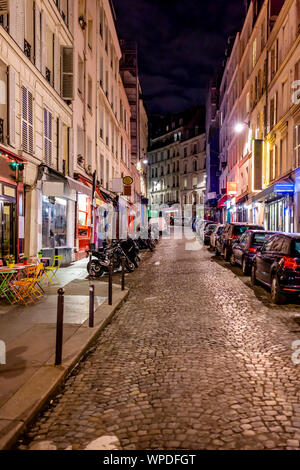 Les feux lumineux de la nuit Paris dans les rues de la ville, attirer les touristes avec du charme de la combinaison de l'architecture exquise et bâtiments résidentiels simple rempli Banque D'Images