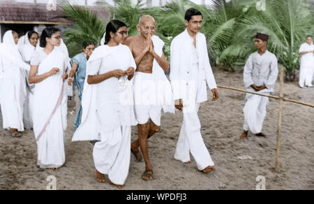 Mahatma Gandhi saluant les gens pendant la promenade du matin, Juhu Beach, Bombay, Mumbai, Inde, Asia, mai 1944 Banque D'Images