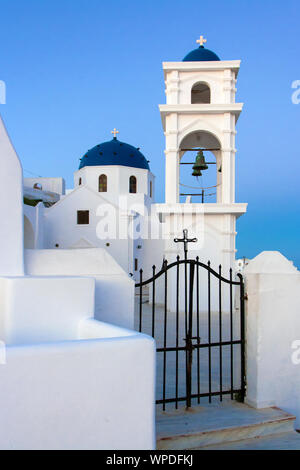 La petite église blanche sur le village de Firostefani Santorini's island, Grèce Banque D'Images