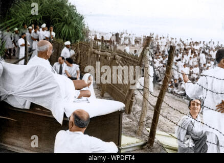 Mahatma Gandhi la prière du soir, Bombay, Mumbai, Maharashtra, Inde, Asie, Mai 1944 Banque D'Images