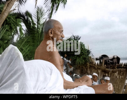 Mahatma Gandhi à la prière du soir, Bombay, Mumbai, Maharashtra, Inde, Asia, mai 1944 Banque D'Images