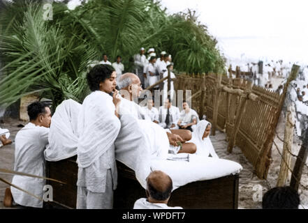 Mahatma Gandhi à la prière du soir, Bombay, Mumbai, Maharashtra, Inde, Asia, mai 1944 Banque D'Images