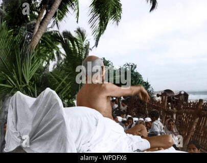 Mahatma Gandhi à la réunion de prière du soir, Bombay, Mumbai, Maharashtra, Inde, Asie, Mai 1944 Banque D'Images