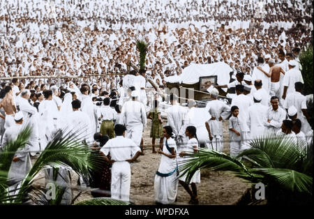 Mahatma Gandhi marchant à la réunion de prière du soir, Bombay, Mumbai, Maharashtra, Inde, Asia, mai 1944 Banque D'Images