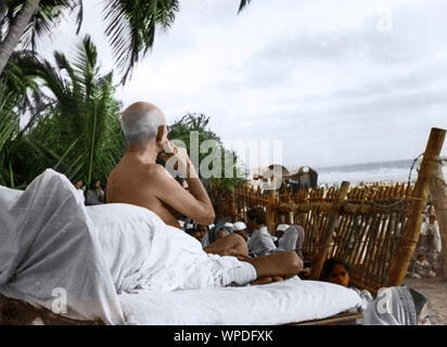 Mahatma Gandhi à la réunion de prière du soir, Bombay, Mumbai, Maharashtra, Inde, Asie, Mai 1944 Banque D'Images