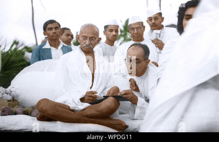 Mahatma Gandhi à la réunion de prière du soir, Bombay, Mumbai, Maharashtra, Inde, Asie, Mai 1944 Banque D'Images