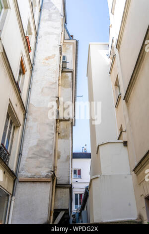 Cour Français serré à Paris avec des tours d'habitation entre lesquelles le soleil tire à peine Banque D'Images