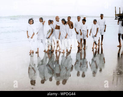 Mahatma Gandhi marchant avec des associés sur Juhu Beach, Bombay, Mumbai, Maharashtra, Inde, Asie, mai 1944, ancienne image de 1900s Banque D'Images