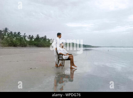 Mahatma Gandhi assis sur la chaise et Devdas Gandhi, Juhu Beach, Bombay, Mumbai, Maharashtra, Inde, Asie, mai 1944 Banque D'Images