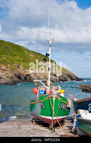 Bateaux de pêche côtière sur cale de Portloe village de pêcheurs. South Cornwall, Angleterre, Royaume-Uni Banque D'Images