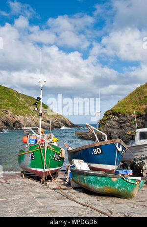 Bateaux de pêche côtière sur cale de Portloe village de pêcheurs. South Cornwall, Angleterre, Royaume-Uni Banque D'Images