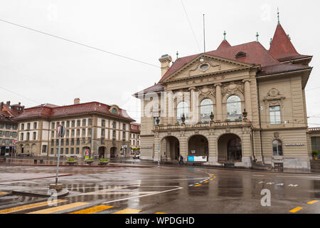 Berne, Suisse - le 7 mai 2017 : vue sur la rue de la vieille ville de Berne. L'extérieur de Berne Casino restaurant Banque D'Images