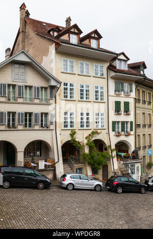 Berne, Suisse - le 7 mai 2017 : Street view vertical de la vieille ville de Berne. Les voitures sont garées à proximité de vieux maisons individuelles Banque D'Images