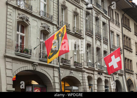 Berne, Suisse - le 7 mai 2017 : Street View de ruelle Kramgasse ou magasin. Drapeaux de la Suisse et de Berne monté sur les murs Banque D'Images