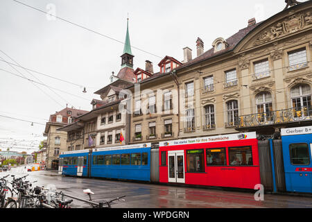 Berne, Suisse - le 7 mai 2017 : vue sur la rue de Berne. Tramway rouge bleu va dans la rue près des personnes Banque D'Images