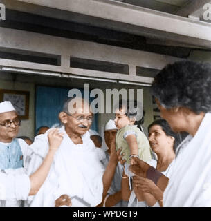 Mahatma Gandhi avec la fille et la femme du Dr Dinshah Mehta, Poona, Pune, Inde, Asie, juin 1944 Banque D'Images