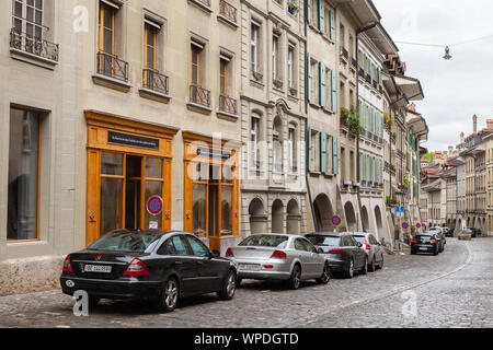 Berne, Suisse - le 7 mai 2017 : vue sur la rue de la vieille ville de Berne. Les voitures sont garées à proximité de vieux maisons individuelles Banque D'Images