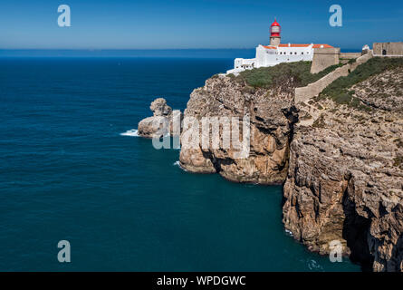 Phare de Cabo de Sao Vincente, falaise sur l'océan Atlantique, près du centre-ville de Sagres, district de Faro, Algarve, Portugal Banque D'Images