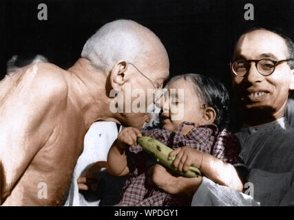 Mahatma Gandhi et Pyarelal Nayar portant nièce, Wardha, Nagpur, Maharashtra, Inde, Asia, août 1944 Banque D'Images