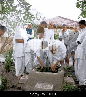 Mahatma Gandhi et Abha Gandhi plantant l'arbre de tulsi, Wardha, Nagpur, Maharashtra, Inde, Asia, août 1944 Banque D'Images