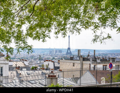 La ville de Paris donnant sur la cible et rêve de touristes célèbre Tour Eiffel et la vieille ville avec des toits de fer et cheminées de la colline de Montmartre e Banque D'Images