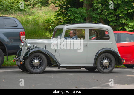 Vintage 1937 Grey & Black British Austin Seven berline deux portes de l'île de Mount Stuart Bute Ecosse Royaume-Uni historique vétéran avant classique Banque D'Images