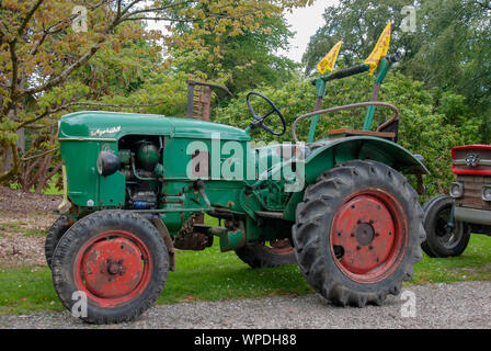 Rusty Vert Rouge 1959 Schlepper Deutz D15 Luftgekuhlt tracteur modèle île de Bute Ecosse Royaume-Uni gauche côté passager afficher les anciens gre Banque D'Images