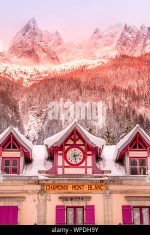 Chamonix Mont Blanc, France - le 25 janvier 2015 : Façade de la gare de Chamonix, Alpes Françaises et sunset mountain peaks allégé avec Sun Banque D'Images