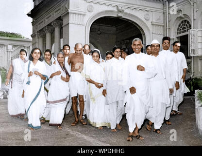 Mahatma Gandhi avec des associés à Birla House, Bombay, Mumbai, Maharashtra, Inde, Asie, septembre 1944 Banque D'Images