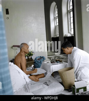 Mahatma Gandhi avec son plus jeune fils Devdas, Birla House, Bombay, Mumbai, Maharashtra, Inde, Asie, septembre 1944 Banque D'Images