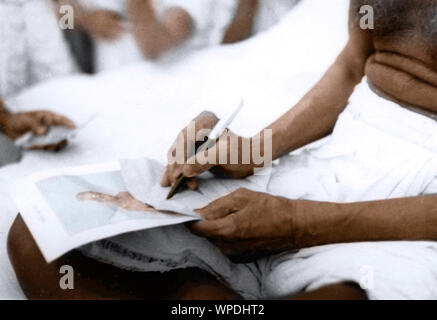 Mahatma Gandhi signant sa photographie, Bombay, Mumbai, Maharashtra, Inde, Asie, septembre 1944 Banque D'Images