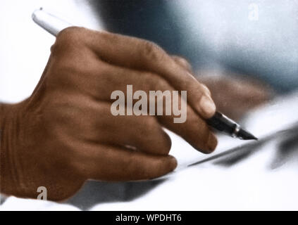 Mahatma Gandhi signant sa photographie, Bombay, Mumbai, Maharashtra, Inde, Asie, septembre 1944 Banque D'Images